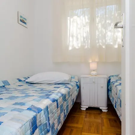 Neven Apartment *